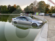 FEATURE - Ein BMW-Fahrer landet im Hampstead Pond im Wasser