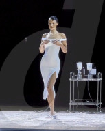PEOPLE - Bella Hadid lässt auf der Bühne live ein Kleid aufsprühen 