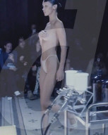 PEOPLE - Bella Hadid lässt auf der Bühne live ein Kleid aufsprühen 