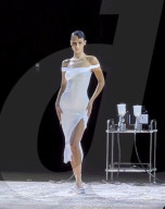 PEOPLE - Bella Hadid lässt auf der Bühne live ein Kleid aufsprühen 