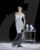 PEOPLE - Bella Hadid lässt auf der Bühne live ein Kleid aufsprühen 