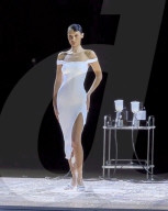 PEOPLE - Bella Hadid lässt auf der Bühne live ein Kleid aufsprühen 