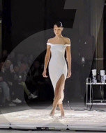 PEOPLE - Bella Hadid lässt auf der Bühne live ein Kleid aufsprühen 