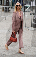PEOPLE - Gäste bei der Stella McCartney Modenschau in Paris