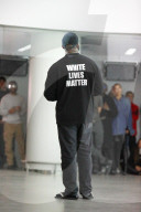 PEOPLE - Kanye West trägt ein "White Lives Matter"-Shirt in Paris