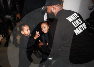 PEOPLE - Kanye West trägt ein "White Lives Matter"-Shirt in Paris