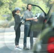 PREMIUM EXCLUSIVE Jennifer Garner and boyfriend John Miller kissing 