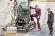 ROYALS - König Willem-Alexander und Maxima der Niederlande versuchen sich im Volvo Trucks Experience Center als Baggerfahrer 