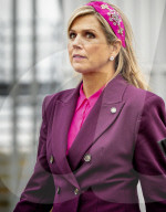 ROYALS - König Willem-Alexander und Maxima der Niederlande versuchen sich im Volvo Trucks Experience Center als Baggerfahrer 
