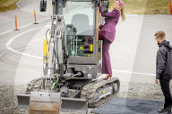 ROYALS - König Willem-Alexander und Maxima der Niederlande versuchen sich im Volvo Trucks Experience Center als Baggerfahrer 