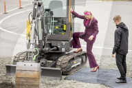 ROYALS - König Willem-Alexander und Maxima der Niederlande versuchen sich im Volvo Trucks Experience Center als Baggerfahrer 