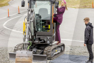 ROYALS - König Willem-Alexander und Maxima der Niederlande versuchen sich im Volvo Trucks Experience Center als Baggerfahrer 