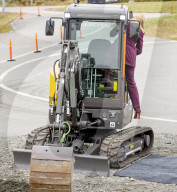 ROYALS - König Willem-Alexander und Maxima der Niederlande versuchen sich im Volvo Trucks Experience Center als Baggerfahrer 