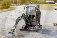 ROYALS - König Willem-Alexander und Maxima der Niederlande versuchen sich im Volvo Trucks Experience Center als Baggerfahrer 