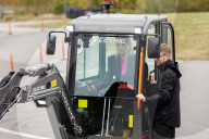 ROYALS - König Willem-Alexander und Maxima der Niederlande versuchen sich im Volvo Trucks Experience Center als Baggerfahrer 