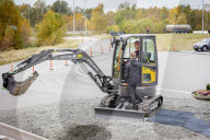 ROYALS - König Willem-Alexander und Maxima der Niederlande versuchen sich im Volvo Trucks Experience Center als Baggerfahrer 