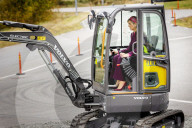 ROYALS - König Willem-Alexander und Maxima der Niederlande versuchen sich im Volvo Trucks Experience Center als Baggerfahrer 