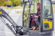 ROYALS - König Willem-Alexander und Maxima der Niederlande versuchen sich im Volvo Trucks Experience Center als Baggerfahrer 