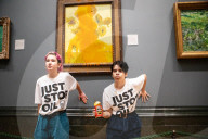 Climate activists splattered what appears to be tomato soup on "Sunflowers" by Vincent van Gogh