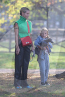 PEOPLE - Michele Hunziker spielt mit ihren Töchtern Sole und Celeste und dem Hund in einem Park in Mailand