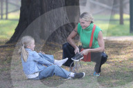 PEOPLE - Michele Hunziker spielt mit ihren Töchtern Sole und Celeste und dem Hund in einem Park in Mailand