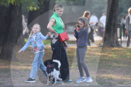PEOPLE - Michele Hunziker spielt mit ihren Töchtern Sole und Celeste und dem Hund in einem Park in Mailand
