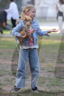 PEOPLE - Michele Hunziker spielt mit ihren Töchtern Sole und Celeste und dem Hund in einem Park in Mailand