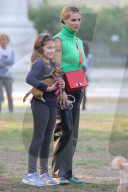 PEOPLE - Michele Hunziker spielt mit ihren Töchtern Sole und Celeste und dem Hund in einem Park in Mailand