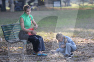 PEOPLE - Michele Hunziker spielt mit ihren Töchtern Sole und Celeste und dem Hund in einem Park in Mailand
