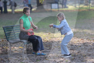 PEOPLE - Michele Hunziker spielt mit ihren Töchtern Sole und Celeste und dem Hund in einem Park in Mailand
