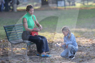 PEOPLE - Michele Hunziker spielt mit ihren Töchtern Sole und Celeste und dem Hund in einem Park in Mailand