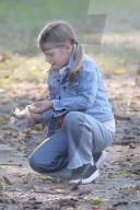 PEOPLE - Michele Hunziker spielt mit ihren Töchtern Sole und Celeste und dem Hund in einem Park in Mailand