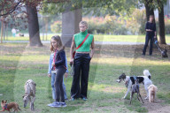 PEOPLE - Michele Hunziker spielt mit ihren Töchtern Sole und Celeste und dem Hund in einem Park in Mailand