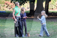 PEOPLE - Michele Hunziker spielt mit ihren Töchtern Sole und Celeste und dem Hund in einem Park in Mailand