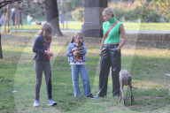 PEOPLE - Michele Hunziker spielt mit ihren Töchtern Sole und Celeste und dem Hund in einem Park in Mailand