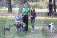 PEOPLE - Michele Hunziker spielt mit ihren Töchtern Sole und Celeste und dem Hund in einem Park in Mailand