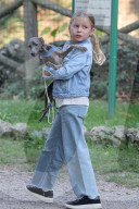 PEOPLE - Michele Hunziker spielt mit ihren Töchtern Sole und Celeste und dem Hund in einem Park in Mailand