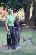 PEOPLE - Michele Hunziker spielt mit ihren Töchtern Sole und Celeste und dem Hund in einem Park in Mailand