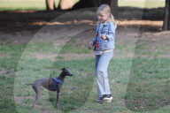 PEOPLE - Michele Hunziker spielt mit ihren Töchtern Sole und Celeste und dem Hund in einem Park in Mailand
