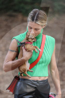 PEOPLE - Michele Hunziker spielt mit ihren Töchtern Sole und Celeste und dem Hund in einem Park in Mailand