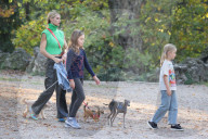PEOPLE - Michele Hunziker spielt mit ihren Töchtern Sole und Celeste und dem Hund in einem Park in Mailand