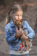 PEOPLE - Michele Hunziker spielt mit ihren Töchtern Sole und Celeste und dem Hund in einem Park in Mailand