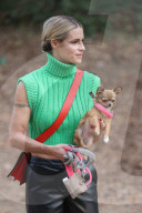PEOPLE - Michele Hunziker spielt mit ihren Töchtern Sole und Celeste und dem Hund in einem Park in Mailand