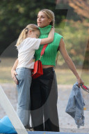 PEOPLE - Michele Hunziker spielt mit ihren Töchtern Sole und Celeste und dem Hund in einem Park in Mailand