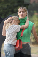 PEOPLE - Michele Hunziker spielt mit ihren Töchtern Sole und Celeste und dem Hund in einem Park in Mailand