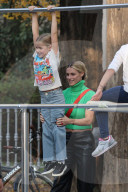 PEOPLE - Michele Hunziker spielt mit ihren Töchtern Sole und Celeste und dem Hund in einem Park in Mailand