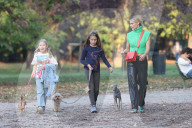 PEOPLE - Michele Hunziker spielt mit ihren Töchtern Sole und Celeste und dem Hund in einem Park in Mailand