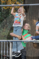 PEOPLE - Michele Hunziker spielt mit ihren Töchtern Sole und Celeste und dem Hund in einem Park in Mailand