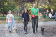 PEOPLE - Michele Hunziker spielt mit ihren Töchtern Sole und Celeste und dem Hund in einem Park in Mailand