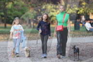 PEOPLE - Michele Hunziker spielt mit ihren Töchtern Sole und Celeste und dem Hund in einem Park in Mailand